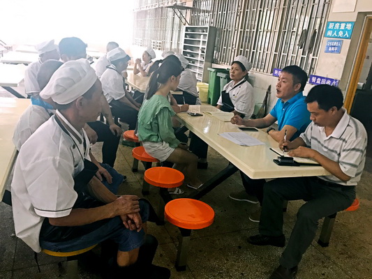 航天學(xué)校：食品安全記心上  校長督查食堂工作