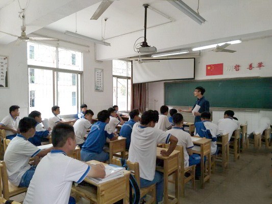 航天學(xué)校：開學(xué)第一課，領(lǐng)導(dǎo)推門聽課忙——我校新學(xué)期“推門聽課”教學(xué)活動(dòng)